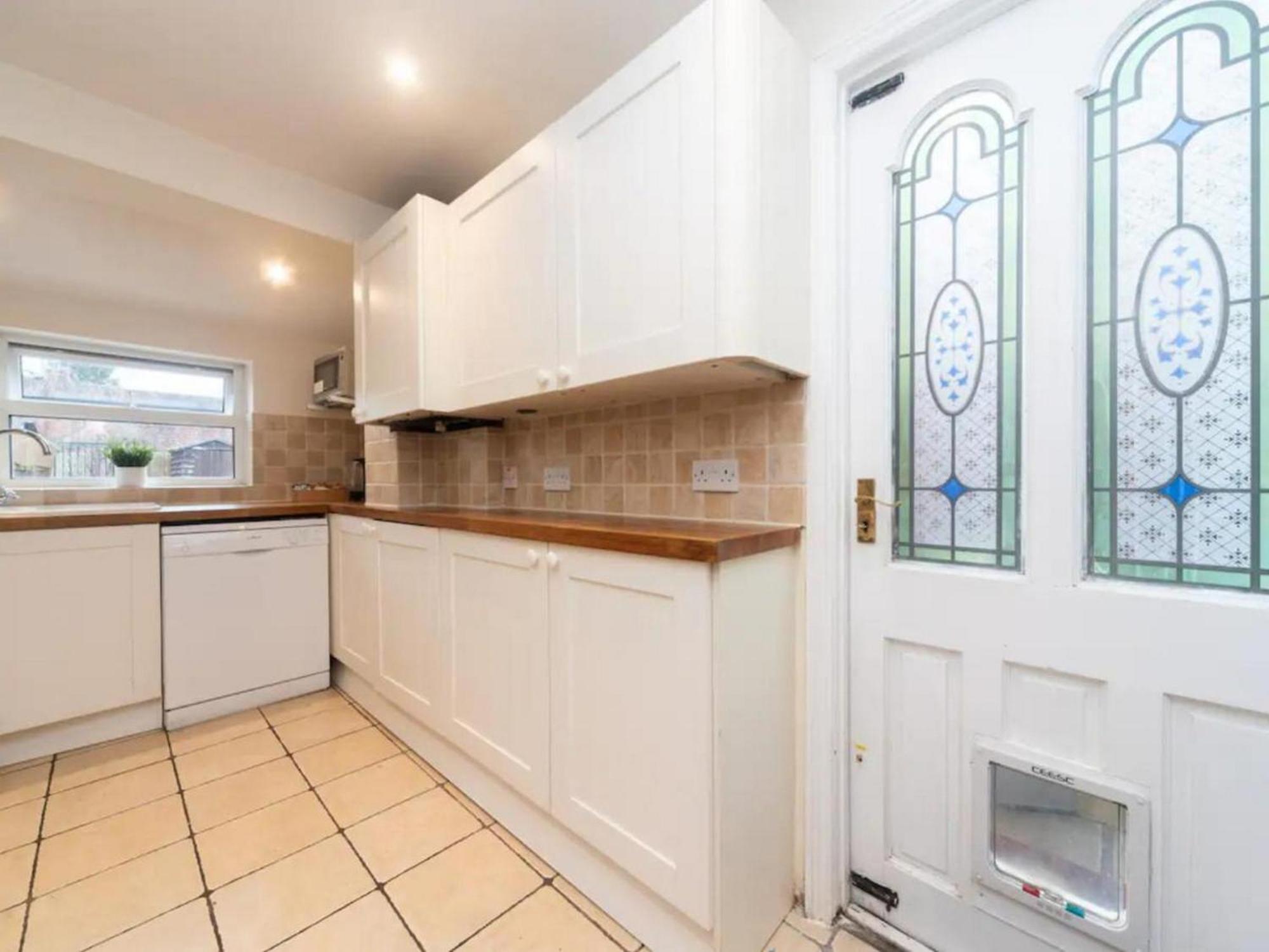 Charming Period Near Surbiton With Garden Londen