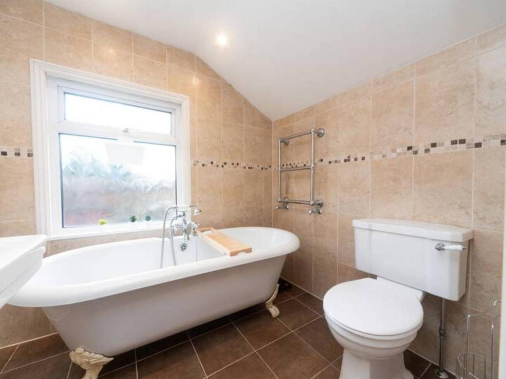Charming Period Near Surbiton With Garden Londen