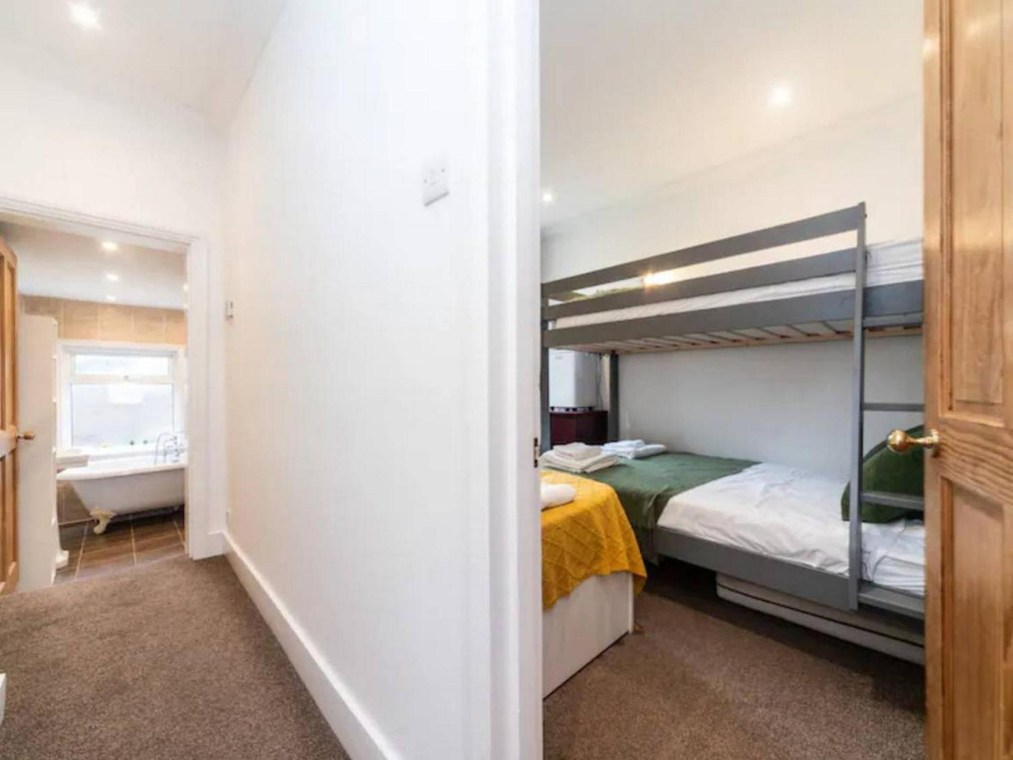 Charming Period Near Surbiton With Garden Ferienhaus London